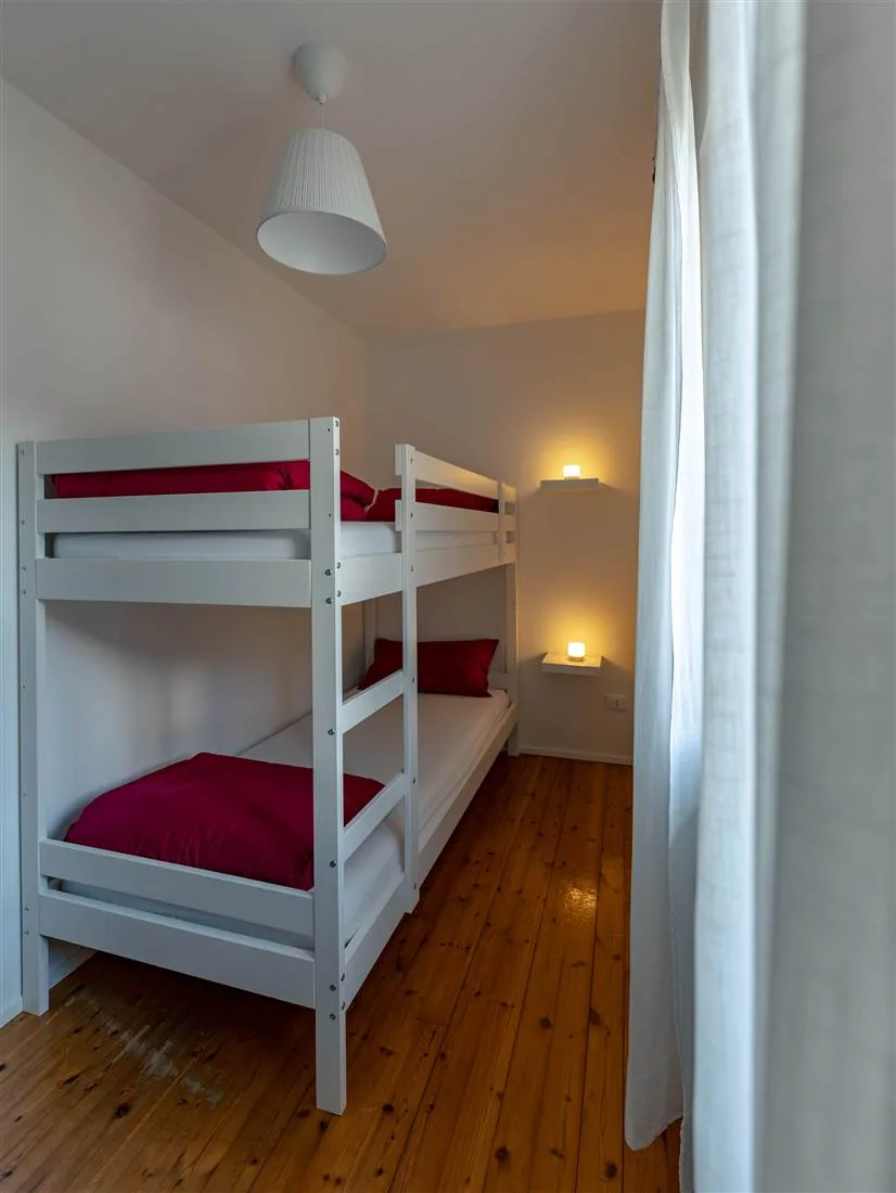 La prima cameretta con letto a castello e lucine calde