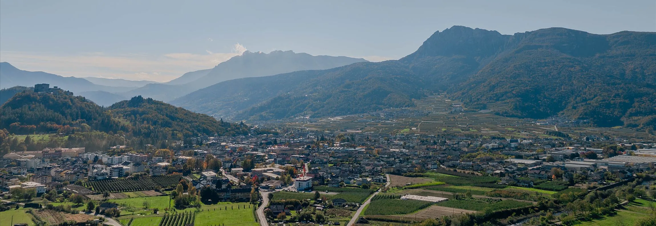 La conca di Pergine Valsugana vista dall'alto, con il castello sul colle